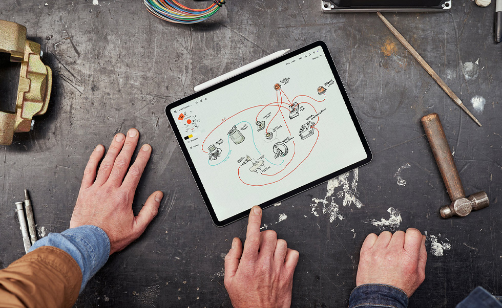 Araçları taramak, fikir panoları hazırlamak ve 3D modeller tasarlamak için ekip iPhone, iPad ve Apple Pencil’ı kullanıyor.