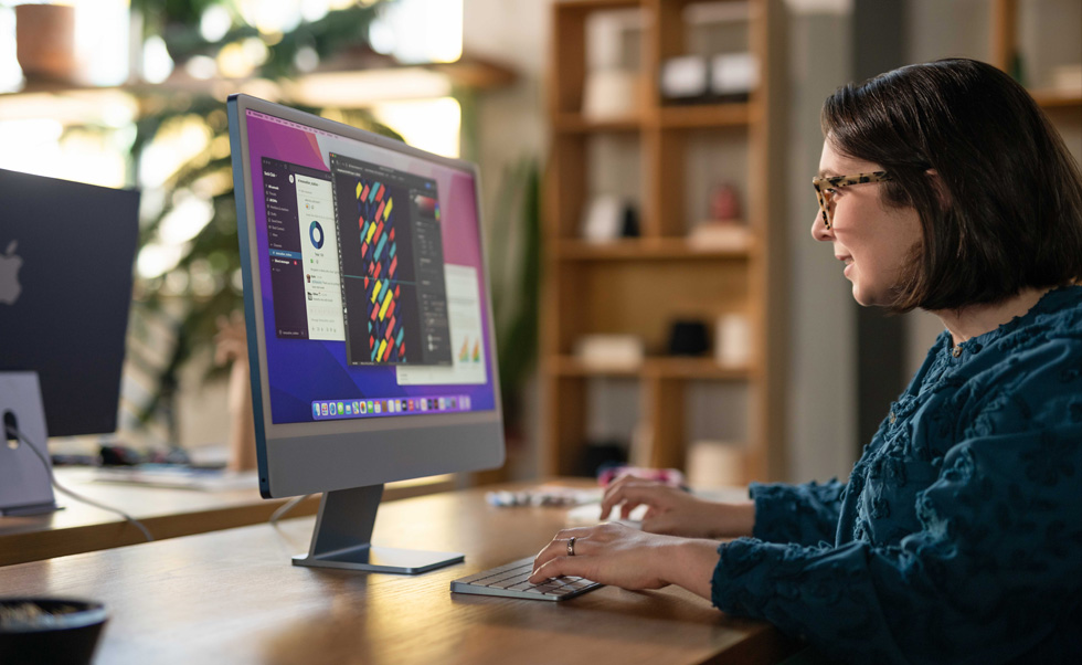 Projektantka tworzy oryginalne projekty skarpet na Macu.