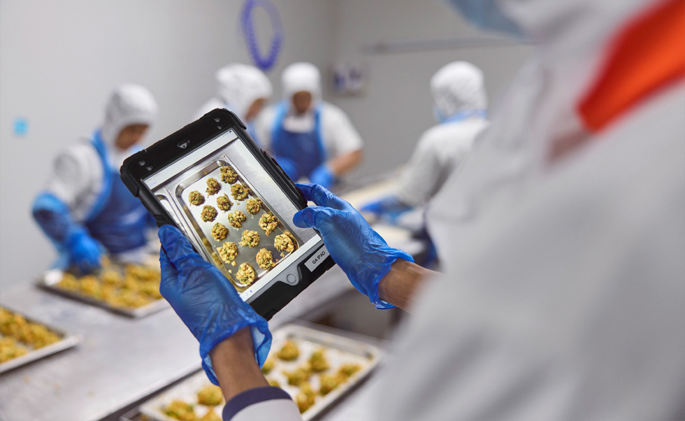 Un empleado realiza el control de calidad en el iPad.