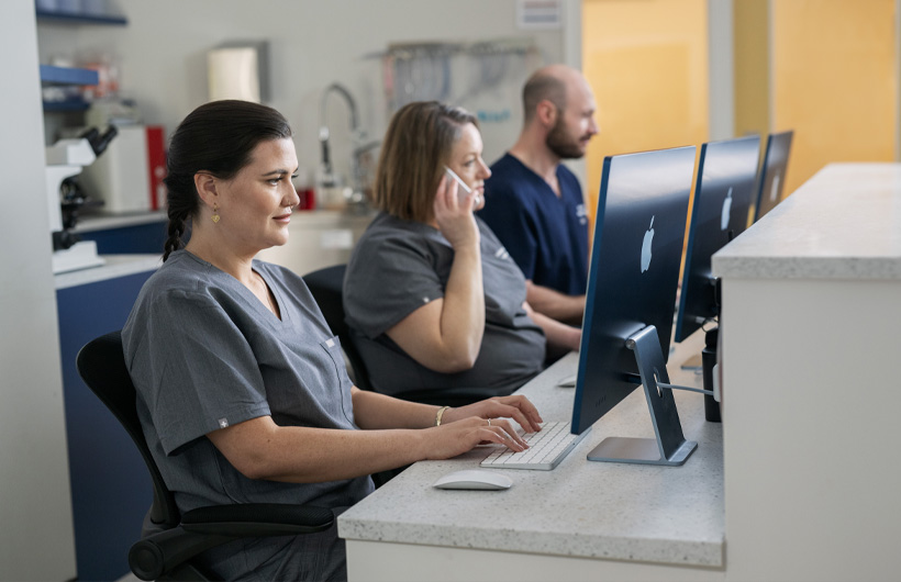 Mit dem iMac haben die Teams einfachen Zugriff auf Patientenakten.