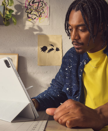 Una persona usa su iPad Air en una funda Smart Folio a una distancia de visualización segura