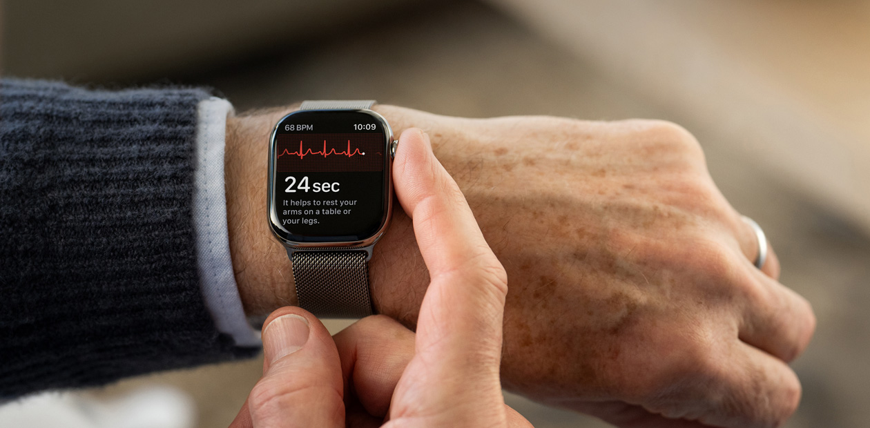 Una persona se hace un electrocardiograma con la app ECG en el Apple Watch.