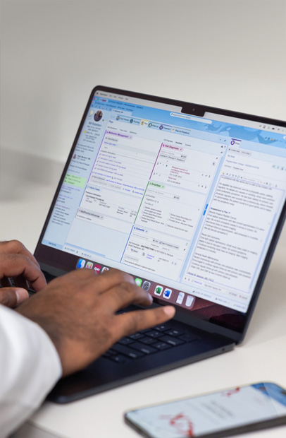 Un medico controlla delle cartelle cliniche elettroniche su un MacBook Pro.