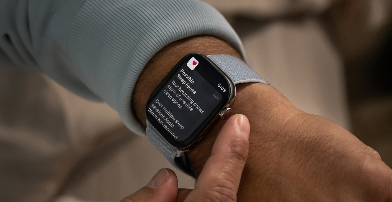 Un Apple Watch muestra una notificación de posible apnea del sueño.