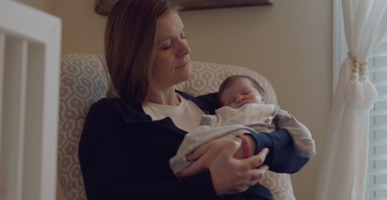 Una madre cuida de su bebé.