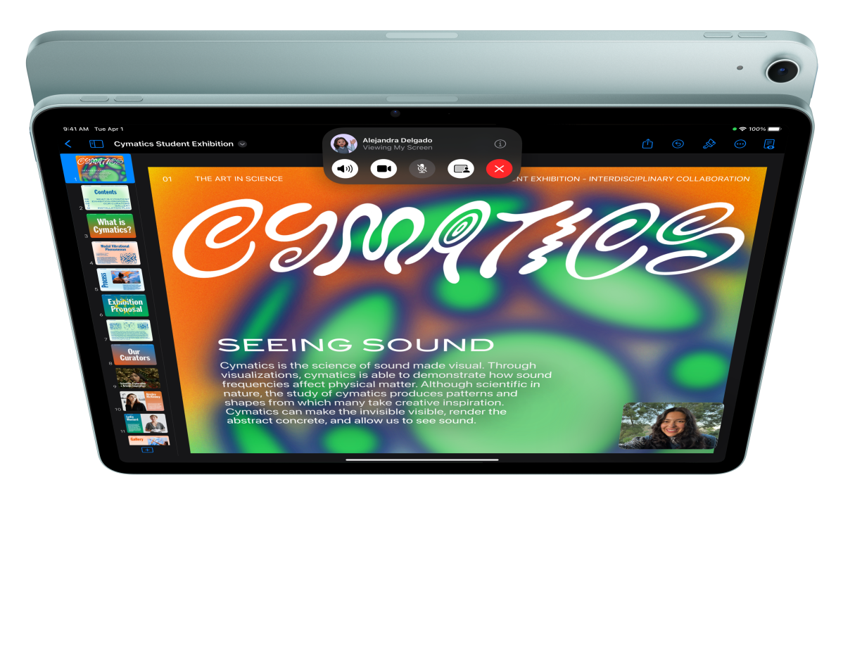 Egy szemből látható iPad Air, a kijelzőjén FaceTime-hívásban lévő felhasználó, aki közben a Keynote-ot nézi. Az iPad Air mögül kilátszik egy másik iPad Air is, a hátlapjával felénk fordítva.
