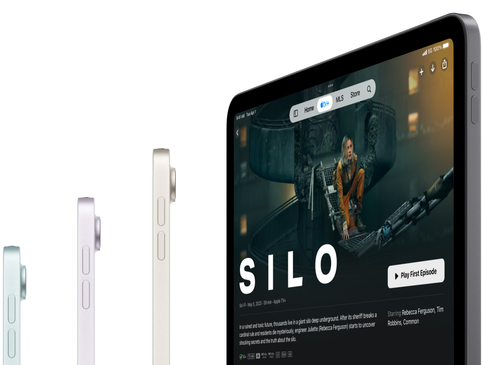 Három iPad Air oldalnézetből, valamint egy negyedik féloldalra fordulva, kijelzőjén A siló című Apple TV Plus-sorozat címoldalával