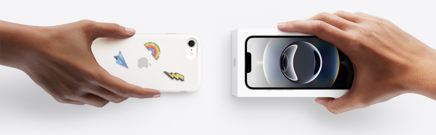 Handen die een inruil-iPhone inwisselen voor een nieuwe iPhone 16e in de verpakking.