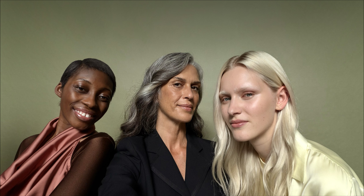 Apka kamery iPhonu 17 Pro s funkciou Centrovania záberu pri fotení a postup fotenia selfie skupiny ľudí, ktorých tváre sú zvýraznené