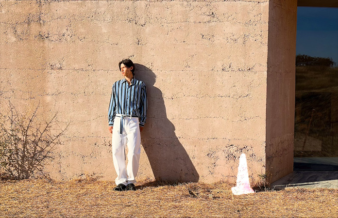 Používanie nástroja Zmizík. Vidíme zvýraznený dopravný kužeľ, ktorý sa má odstrániť z fotky