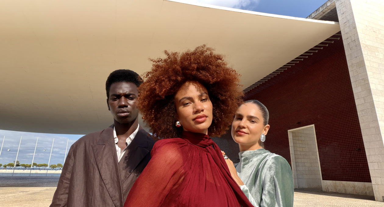 Додаток «Камера» на iPhone Air, функція «Центрування в кадрі» для фотографій із селфі з трьома людьми