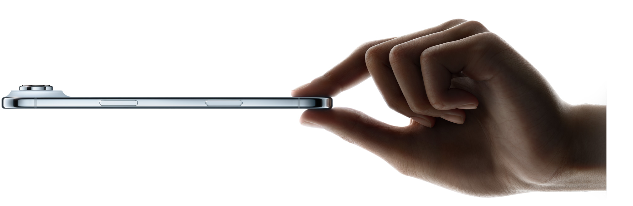 Великий і&nbsp;вказівний палець тримають iPhone&nbsp;Air: вид збоку, колір «блакитне небо», тонкий корпус, система камер Fusion, бічні кнопки й&nbsp;контролер камери