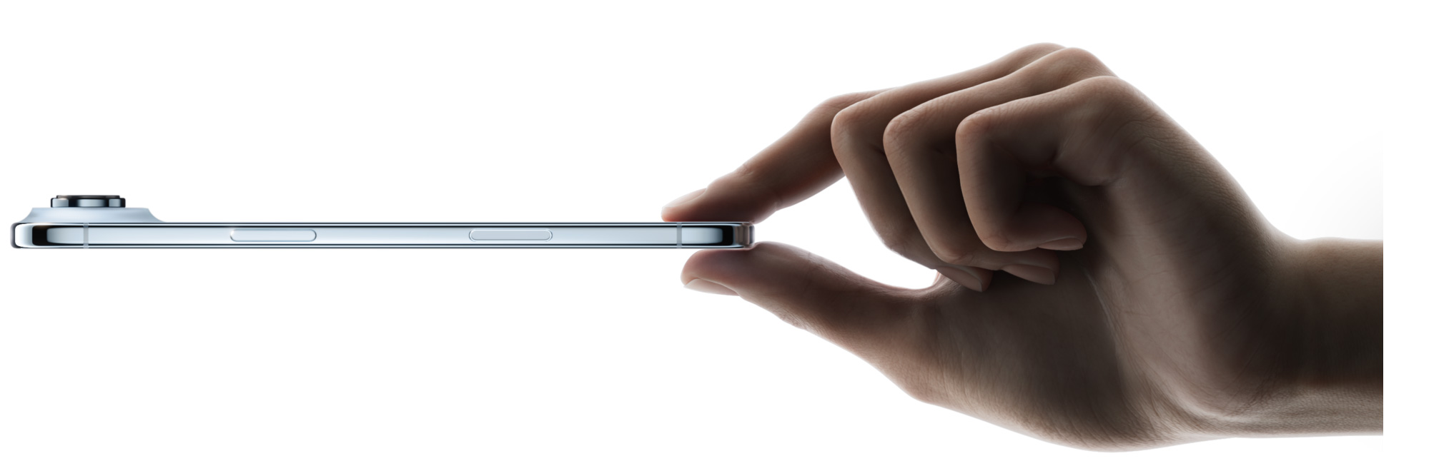 Великий і&nbsp;вказівний палець тримають iPhone&nbsp;Air: вид збоку, колір «блакитне небо», тонкий корпус, система камер Fusion, бічні кнопки й&nbsp;контролер камери