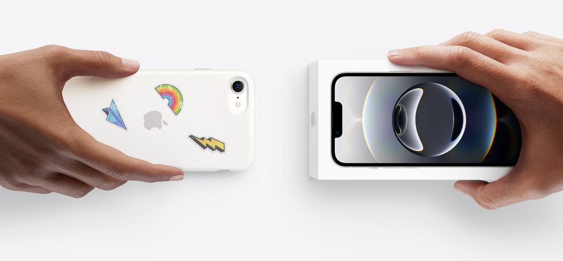 Bàn tay đang trao đổi iPhone 16e đeo ốp lưng Silicon, các nhãn dán ở vỏ ngoài mặt sau, với iPhone 17 mới nằm trong hộp.