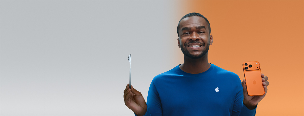 Chuyến Tìm Hiểu, hình ảnh một người, tay này cầm iPhone Air, mặt bên titan rất mỏng, tay kia cầm iPhone 17 Pro, vỏ ngoài mặt sau màu cam vũ trụ.