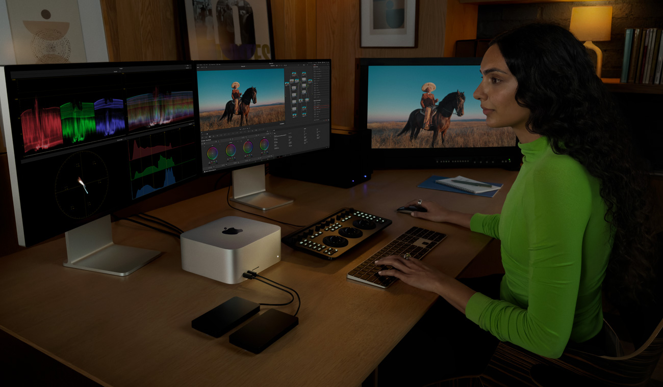 محترفة تعمل على Mac Studio وتمزج الموسيقى في DaVinci Resolve Studio باستخدام ثلاث شاشات