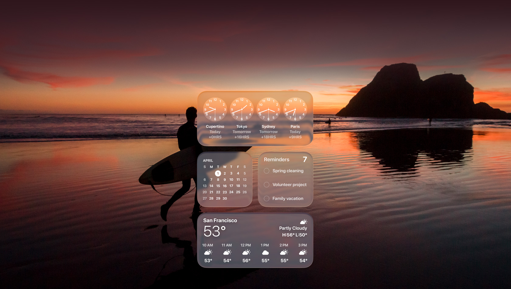 I widget in Liquid Glass delle app Orologio, Calendario, Promemoria e Meteo, e sullo sfondo l’immagine di un surfista che cammina sulla spiaggia al tramonto