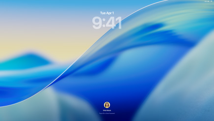 Tre Mac mostrati frontalmente: a sinistra un MacBook Pro 16" color argento, con l’app Telefono e i contatti recenti in evidenza; al centro un iMac 24", con uno sfondo di macOS Tahoe sullo schermo; a destra un MacBook Air 13" color mezzanotte, con la scrivania occupata dalla barra di ricerca di Spotlight e dalle versioni Liquid Glass del Dock e di widget come Calendario, Orologio e Meteo