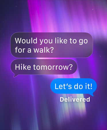 Een afbeelding van het noorderlicht als achtergrond van een groepschat in Berichten