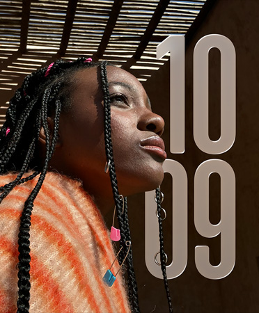 Foto van een persoon aan de linkerkant, doorschijnende tijdsnotering gestapeld aan de rechterkant, netjes verstopt achter de persoon zodat de Fotowijzerplaat naar de voorgrond komt