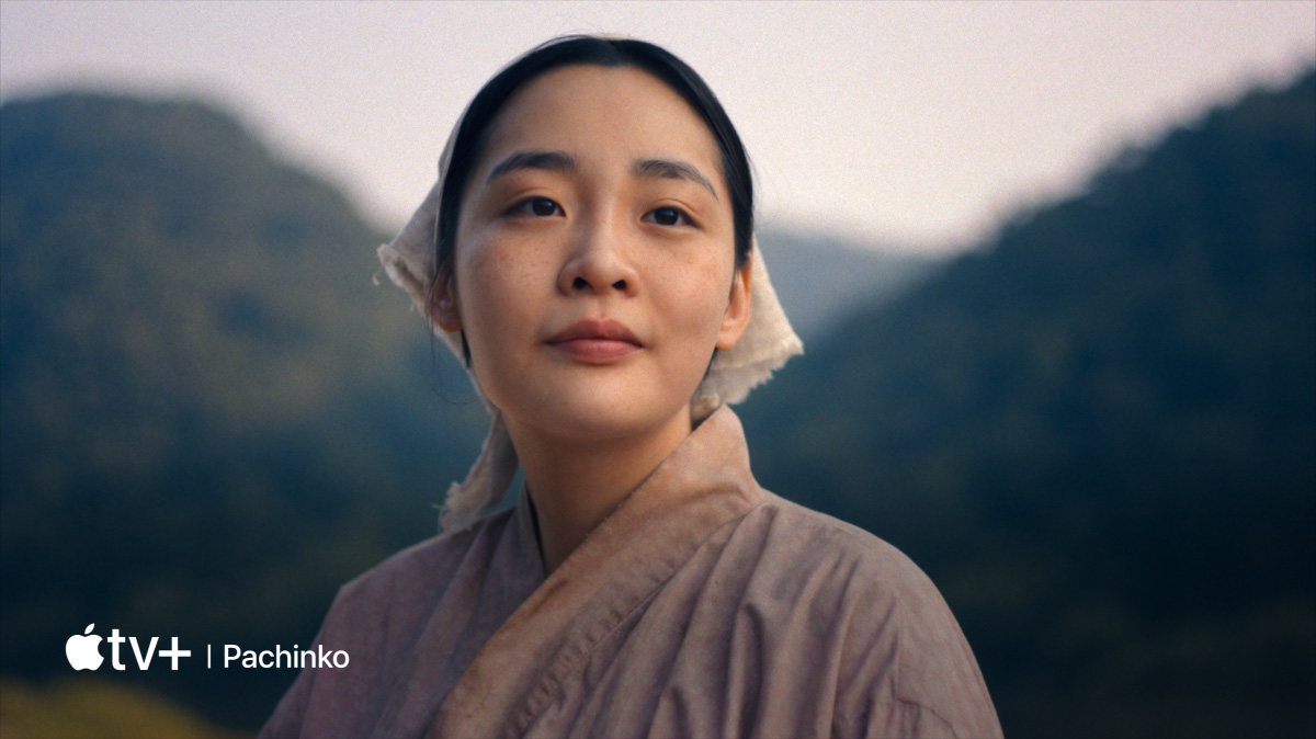 Az Apple Apple TV-n elérhető szolgáltatásait bemutató videó egy síkképernyős tévé képernyőjén