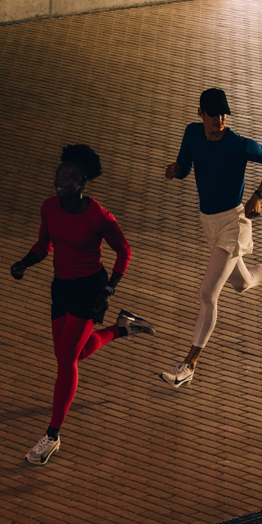 Varias personas hacen running con un Apple Watch Series 11.