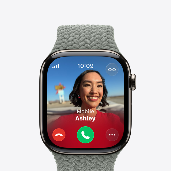 Apple Watch Series 11, titaanikuori, värinä luonnontitaani, saapuva puhelu, yhteystietokuva, painikkeet puhelun hyväksymiselle ja hylkäämiselle, oikea sivunäkymä, Digital Crown, metsänvihreä punottu Solo Loop ‑ranneke