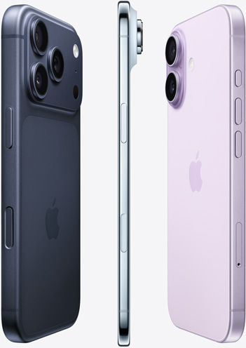 Mặt có camera của iPhone 16e màu Trắng, iPhone 16 màu Xanh Lưu Ly và iPhone 16 Pro màu Titan Sa Mạc theo hình thức xếp lớp và màn hình khóa của iPhone 16 Pro màu Titan Sa Mạc