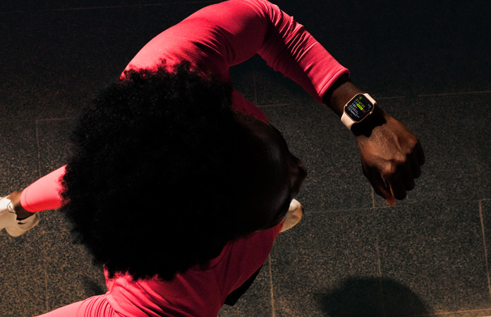 Bức ảnh đen trắng chụp những người chạy bộ, trên ảnh có dòng chữ Bạn vừa vượt qua mốc 500 dặm trong năm. Đỉnh thật chứ!